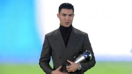 国际足坛辣报 官方：C罗荣获FIFA男足特别奖，亲自到场领奖