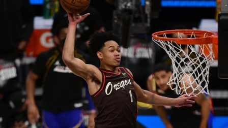 NBA：2021扣篮大赛决赛：西蒙斯亲吻篮筐喜提扣篮王