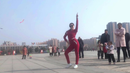 老姐别跳了后面的《糟老头坏的很》目不转睛的看太尴尬了
