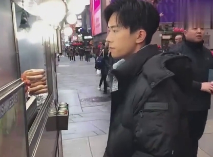 Honor易烊千玺影视资源站 向助理撒娇的千玺太可爱了
