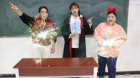 美女家务事 假如说谎会被禁锢，小晴用“净化粘土”解除魔法，老师也太惨了