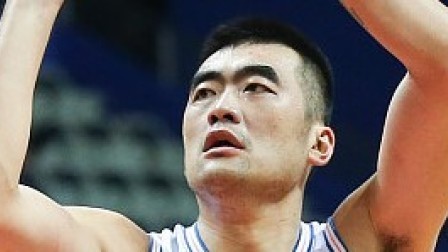 CBA 18/19赛季 上海VS山东第一节：张兆旭补篮首开纪录，吴轲篮下强打山东打破得分荒