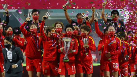 体育24小时速递 中国男足众球员祝贺女足夺冠 铿锵玫瑰国人骄傲