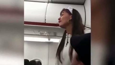 网罗天下 女子酗酒被赶下飞机