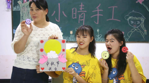 美女家务事 同学用卡纸做月饼和玉兔