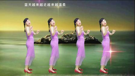 广场舞《跟着感觉走》再次看仍被吸引，有梦就去追吧