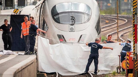 痛心！一对母子被人恶意推入轻轨 8岁儿子丧生