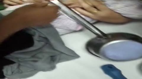 城市直通车 水舀子夹住熊孩子 消防施救