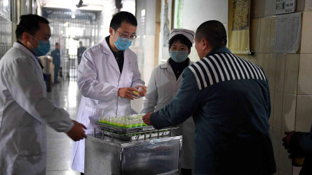 如果犯人在监狱中生病了，那治病的钱该由谁出呢