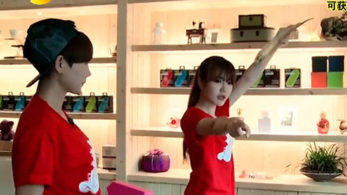 越淘越开心 两队美女置换物品大比拼