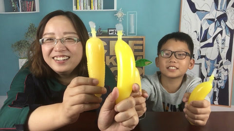梁小轩和轩妈试吃各种美食 试吃“香蕉玉米果冻”