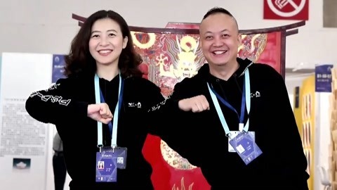 夫妻创业联合打造“艺博会“ 三顾茅庐终获艺术家认可