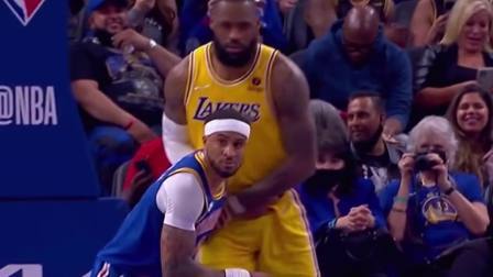 NBA热辣资讯 小佩顿单手怒抓詹姆斯的裤衩！这犯规连老詹的看不下去了！