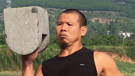 格斗视界 少林弟子释延孜踢飞40公斤石块, 72绝技铁扫帚腿法力量惊人
