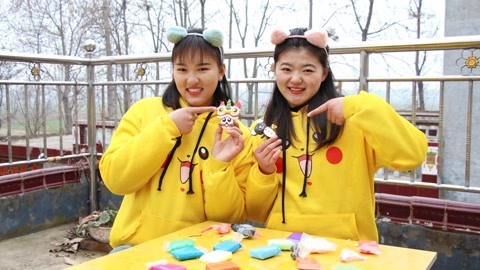 美女家务事 小晴和小花做吉祥物