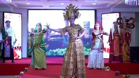 糖豆广场舞精选大众舞蹈 中老年模特宫廷服饰旗袍