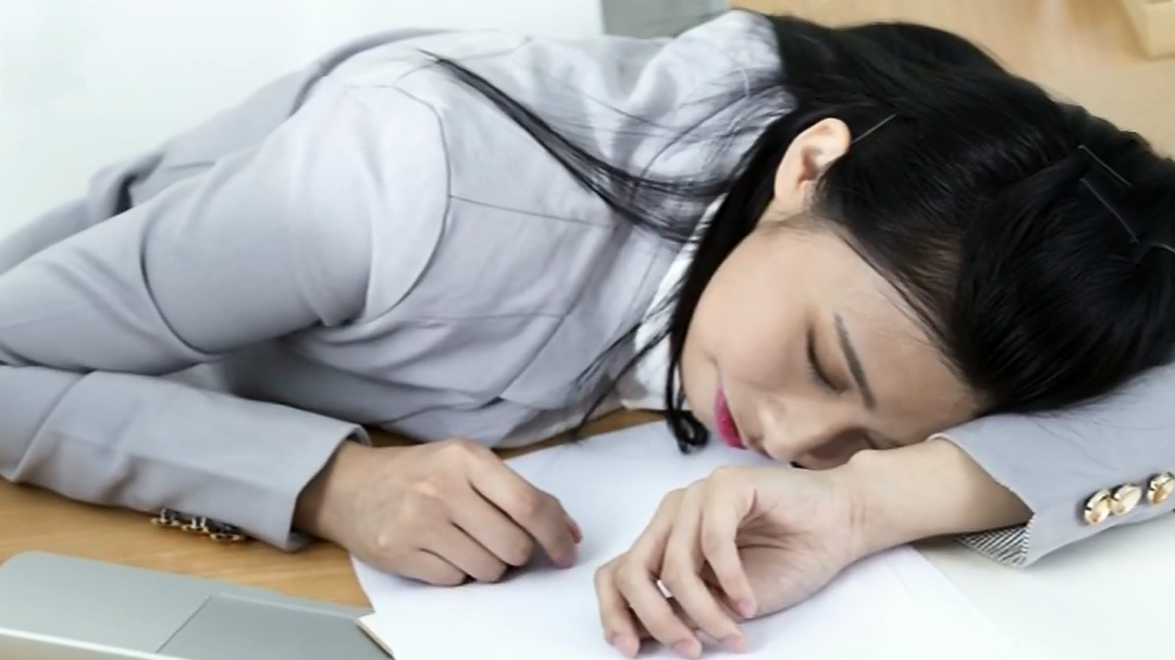 名医话养生 睡眠就像“存银行”  熬夜多了总要“付利息”