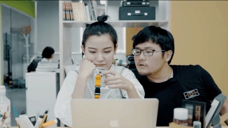 大家好 给大家介绍一下 这是办公室男女最尬的一个故事