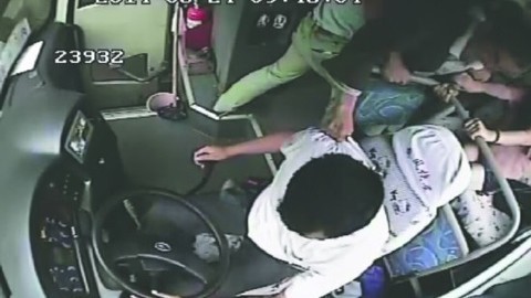 耳目一新 男子醉酒欲与全车乘客同归于尽
