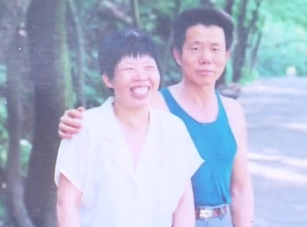 寻情记 花甲失独老人 崽走了亲上更要加亲