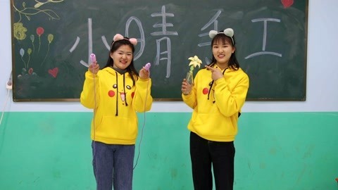 美女家务事 俩学生比赛跳绳赢百合花