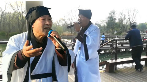 唱罢吹灯 大爷搞笑翻唱《闯码头》越听越有趣哟