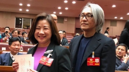 土豆娱乐快报 2018 1月 周星驰出席广东省政协会议 满头白发惹影迷心疼 180128