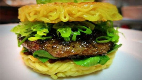 人气美食 拉面也能做汉堡 神奇面条“拿”着吃