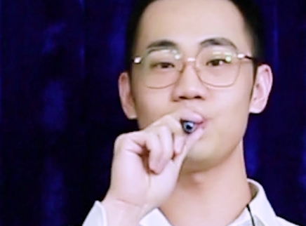 王上:演奏卡祖笛