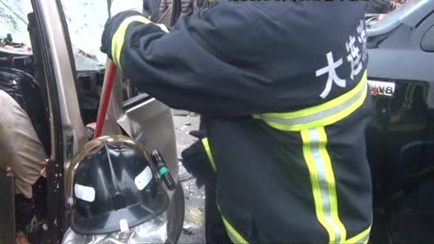 城市直通车 大皮卡撞烂小面包 消防救援
