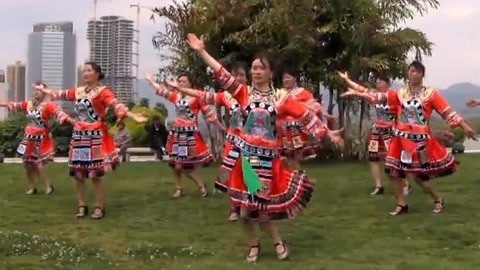 糖豆广场舞精选大众舞蹈 彝族健身操非常少见
