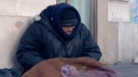 女儿送妈妈去乞讨