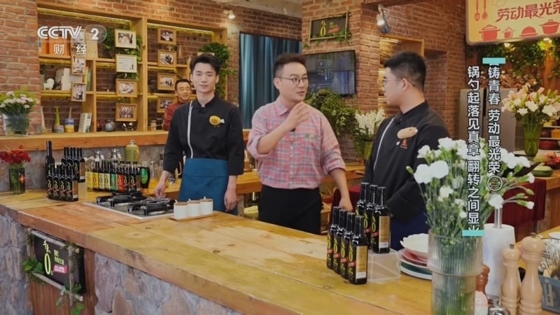 回家，吃饭 《回家吃饭》 20260504 灶台铸青春 劳动最光荣（二） 锅勺起落见真章 翻转之间显火候