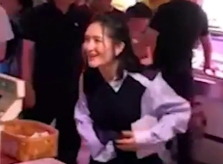 全民路透社 谢娜逛菜市场抱娃动作非常暖心