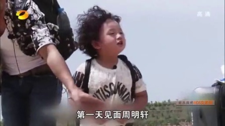 萝莉说趣事 女歌手表演时卫生巾尴尬掉落 40