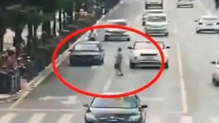 每日新闻报 行人随意穿马路引事故 交警判其负主要责任