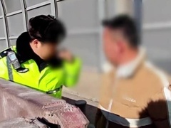 绿皮车上的师徒 用脚步丈量平安