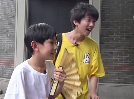 林墨街头上演山歌扇子舞