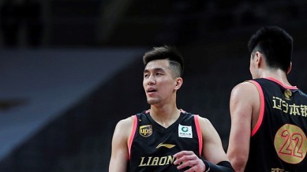 CBA 18/19赛季 辽宁VS天津第三节：郭艾伦持球一条龙突破投篮得分，哈德森外线投篮得分
