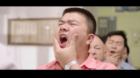 囧闻一箩筐 群众集体下巴脱臼，真相是