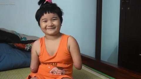 涨健识 穷人的孩子早当家，女孩无手脚从小学烧菜做饭