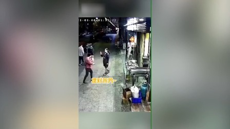 烧烤是生活，拳击是梦想！深夜烧烤店夫妇店门外练拳击