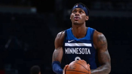 NBA热辣资讯 麦克丹尼斯接受采访被队友狂浇水！这队内氛围也太好了！