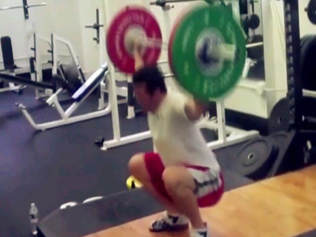 囧人囧事 搞笑！男子举重出糗瞬间