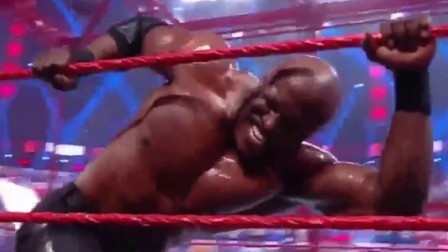 WWE RAW1465期英文回放：德鲁被钉耻辱柱，全能王遭爆桌祭出痛扁之锁