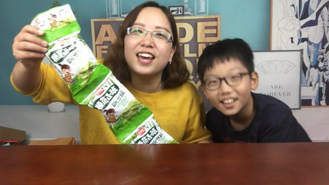 梁小轩和轩妈试吃各种美食 试吃“旺旺豌豆脆“