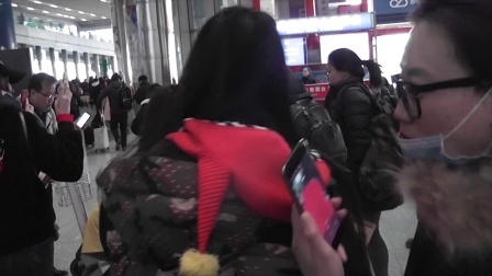 土豆娱乐快报 2018 2月 周渝民机场人气高获粉丝送礼 遇跌倒迷妹暖心去扶