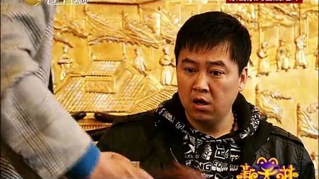 新笑林 奇葩男重口当街吃污渍