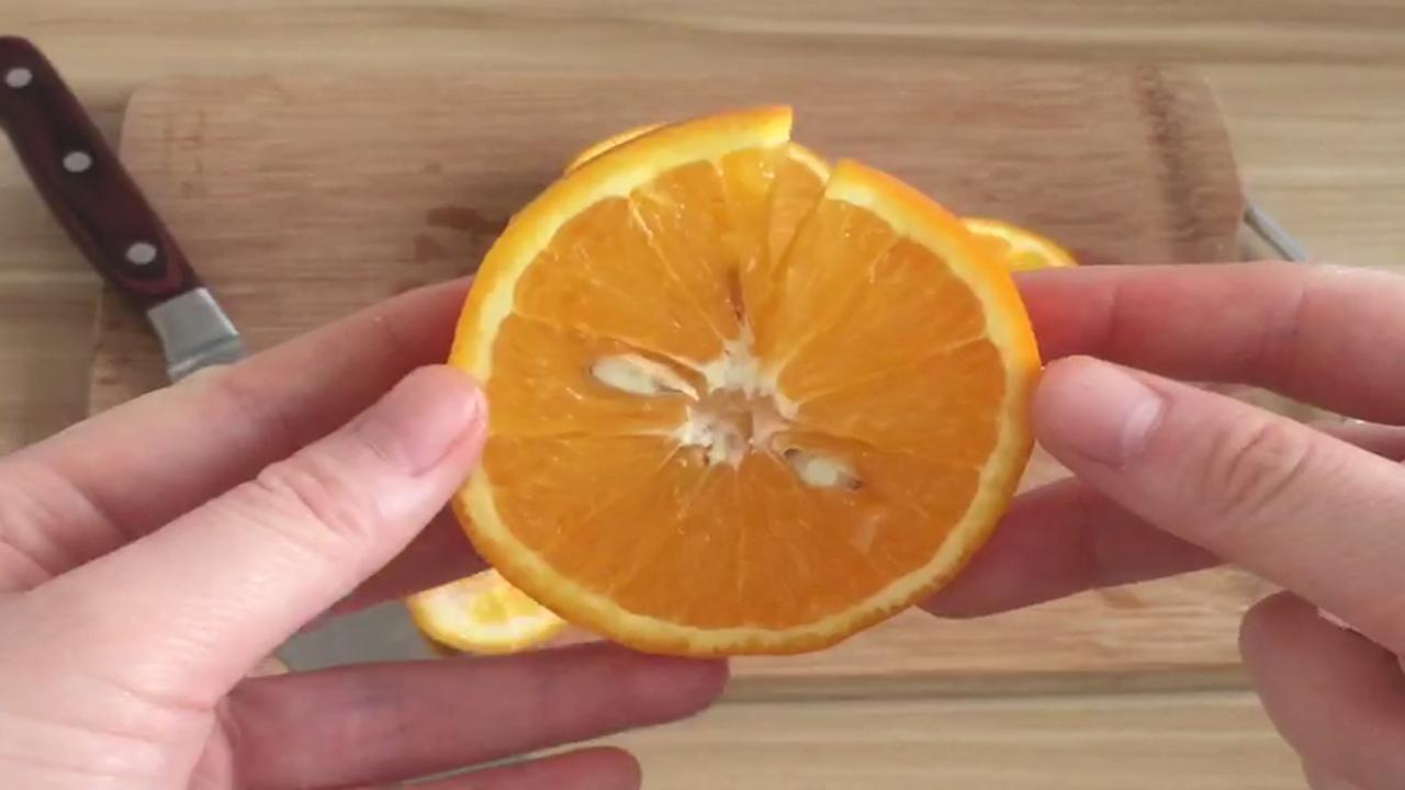 美&middot;食 美女教我这种剥橙子的方法，只需三步，快速不脏手