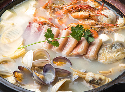 美食台 用肉烧鲫鱼汤 鲜到眉毛都掉光